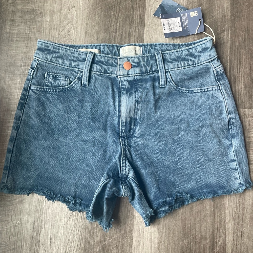 Universal Threads Vintage midi jean shorts (size 2/26) brand new with tags